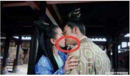 Suy sụp trước những màn hôn "thảm họa" trên màn ảnh Hoa ngữ