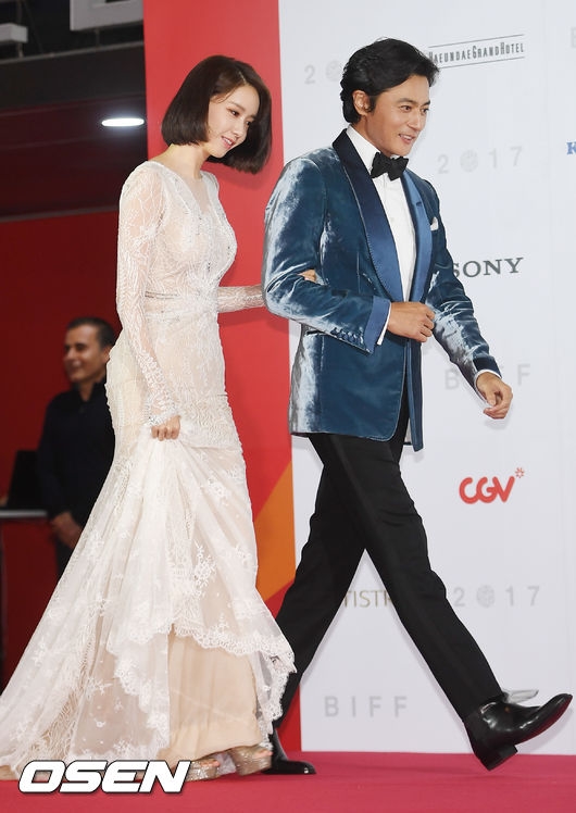 Giữa bão tin đồn SNSD tan rã, Yoona xuất hiện cực lộng lẫy làm MC
