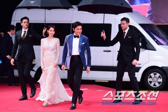 Giữa bão tin đồn SNSD tan rã, Yoona xuất hiện cực lộng lẫy làm MC