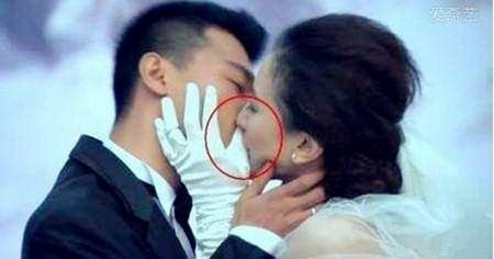 Suy sụp trước những màn hôn "thảm họa" trên màn ảnh Hoa ngữ