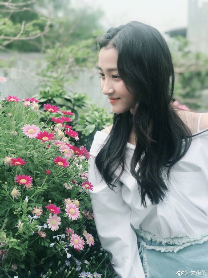 Nhan sắc xinh đẹp và vẻ tươi trẻ của cô nàng Quan Hiểu Đồng