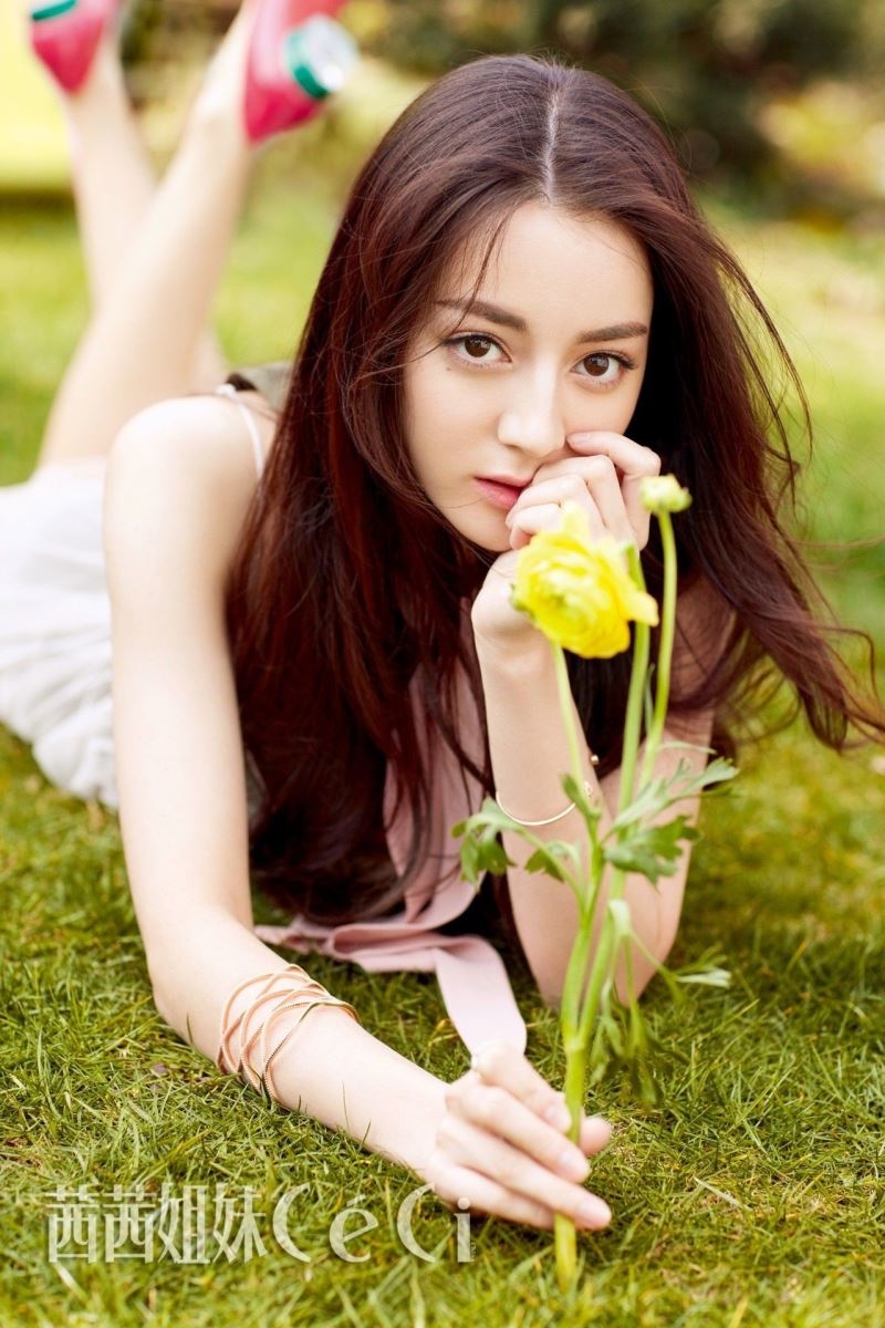 Địch Lệ Nhiệt Ba đẹp là thế nhưng đến lúc bị soi mặt mộc thì sao?