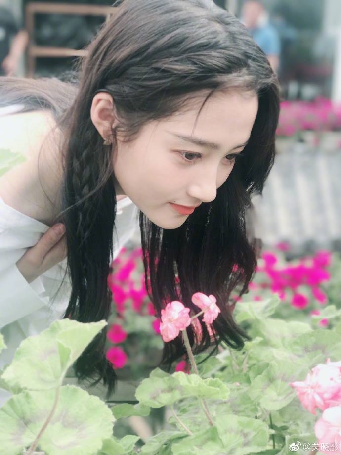 Nhan sắc xinh đẹp và vẻ tươi trẻ của cô nàng Quan Hiểu Đồng