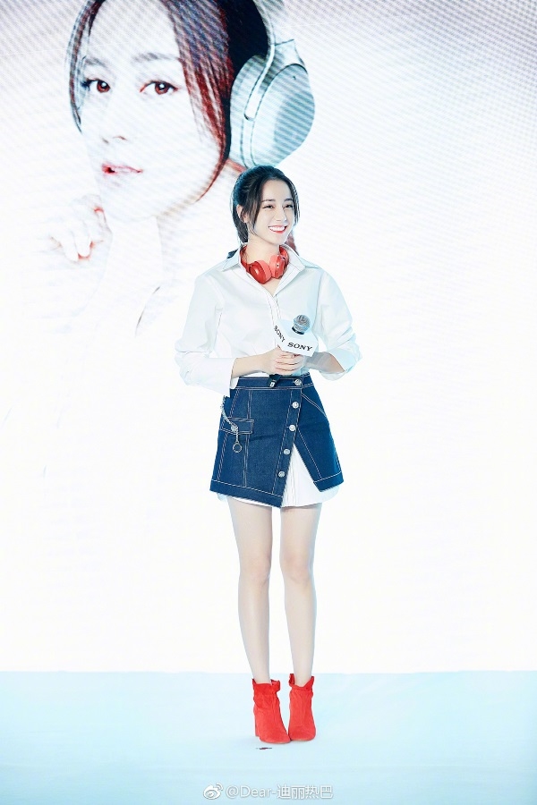 Địch Lệ Nhiệt Ba bất ngờ bị hỏi chuyện Luhan hẹn hò