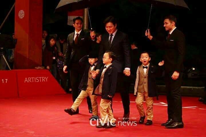 Daehan, Minguk, Manse diện vest cực bảnh, lịch lãm trên thảm đỏ