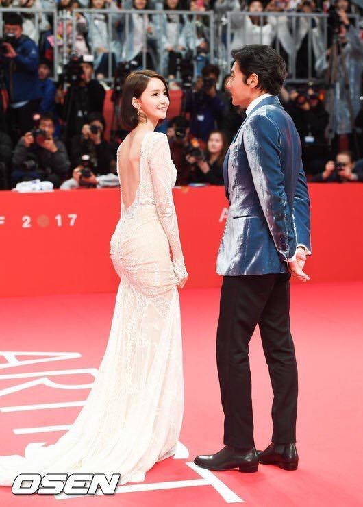 Giữa bão tin đồn SNSD tan rã, Yoona xuất hiện cực lộng lẫy làm MC