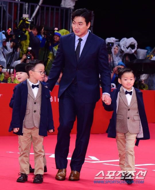 Daehan, Minguk, Manse diện vest cực bảnh, lịch lãm trên thảm đỏ