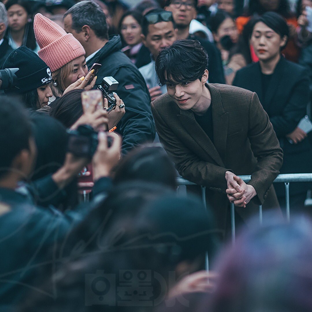 Nhan sắc Lee Dong Wook xuất sắc đến mức dân Pháp cũng phải đứng nhìn