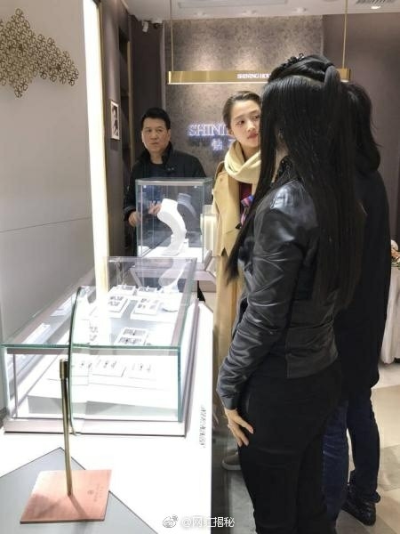 Lộc Hàm nhân lúc cửa tiệm sắp đóng cửa mới đi mua nhẫn, phải chăng quan hệ giữa hai người có tiến triển mới?