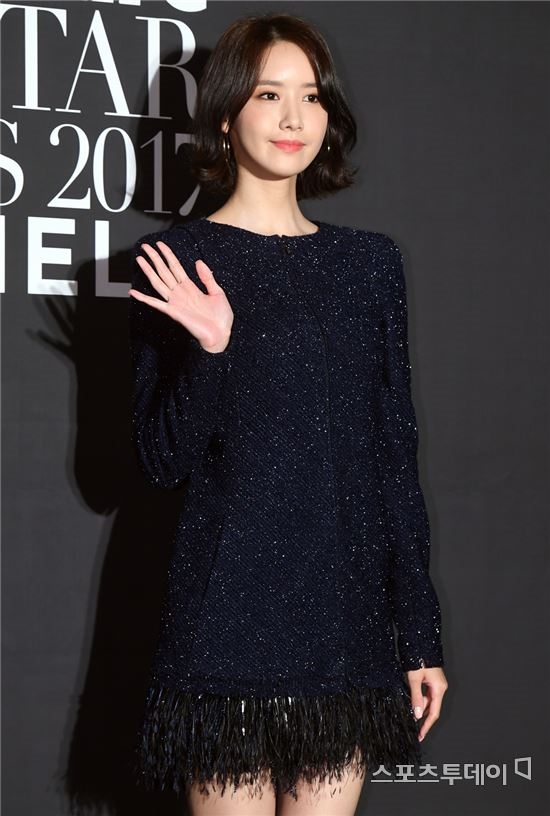 Yoona xinh đẹp nhận giải thưởng điện ảnh, Seo Shin Ae ăn mặc già dặn