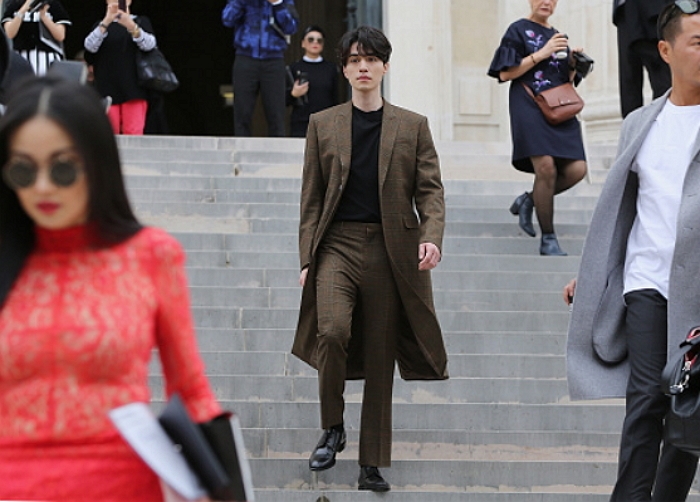 Nhan sắc Lee Dong Wook xuất sắc đến mức dân Pháp cũng phải đứng nhìn