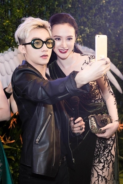 Những quý ông có đôi tay lịch thiệp của showbiz Việt