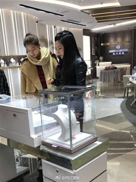 Lộc Hàm nhân lúc cửa tiệm sắp đóng cửa mới đi mua nhẫn, phải chăng quan hệ giữa hai người có tiến triển mới?