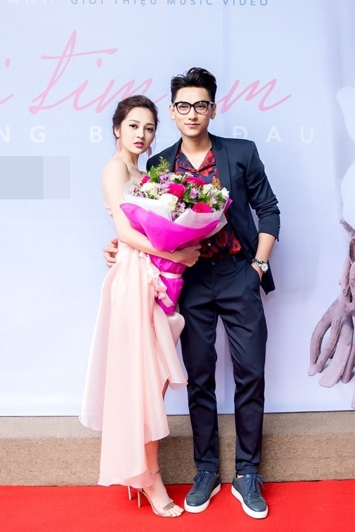 Những quý ông có đôi tay lịch thiệp của showbiz Việt