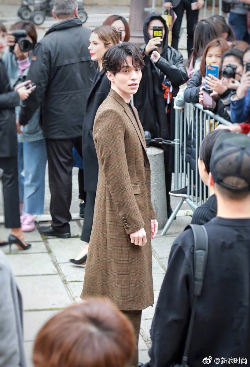Nhan sắc Lee Dong Wook xuất sắc đến mức dân Pháp cũng phải đứng nhìn
