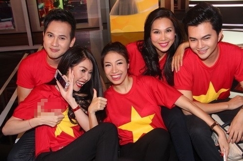 Những quý ông có đôi tay lịch thiệp của showbiz Việt
