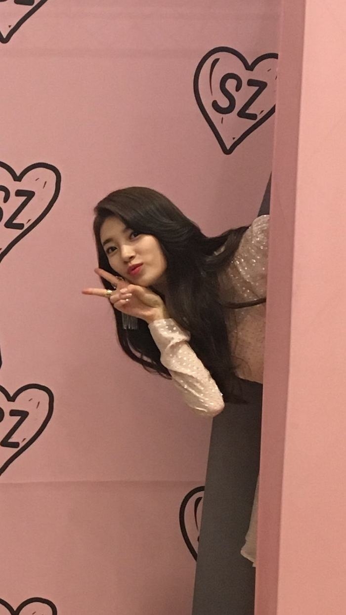 Suzy khiến fan cười ngất khi làm thánh chụp ké trong ngày sinh nhật