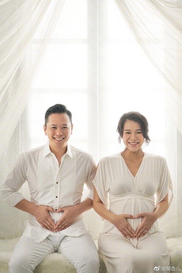 Hồ Hạnh Nhi hạnh phúc thông báo tin 'hoàng tử bé' đã chào đời
