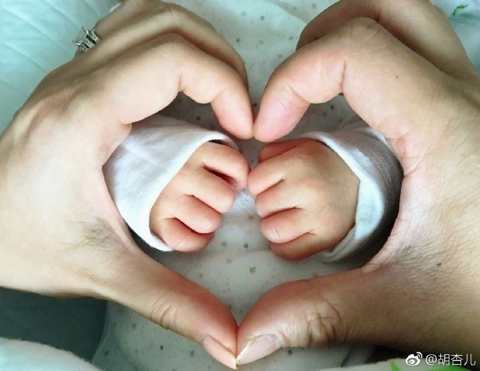 Hồ Hạnh Nhi hạnh phúc thông báo tin 'hoàng tử bé' đã chào đời