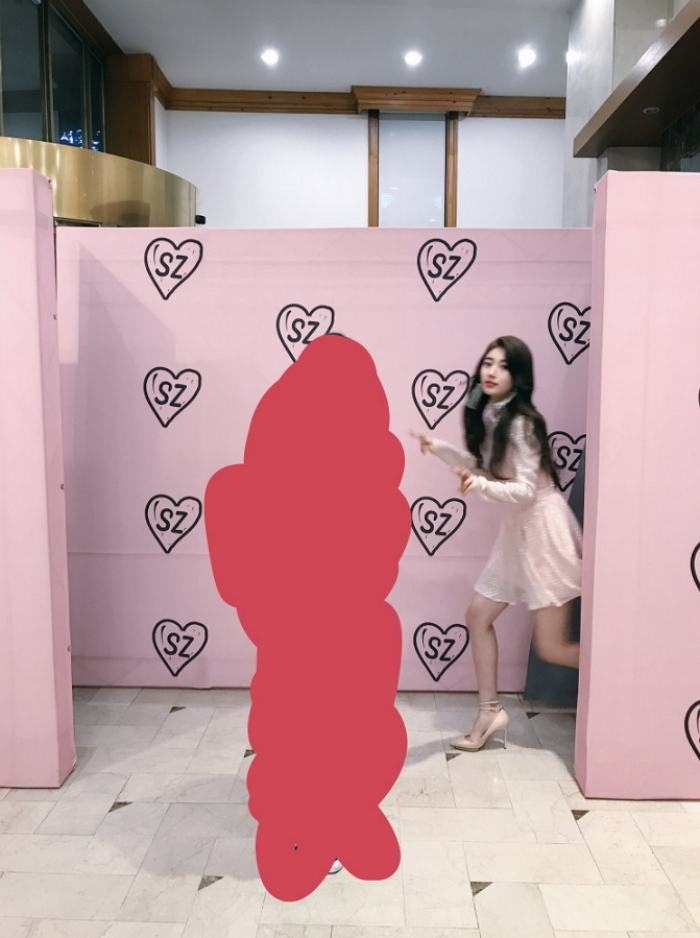 Suzy khiến fan cười ngất khi làm thánh chụp ké trong ngày sinh nhật