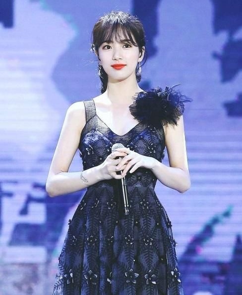 Suzy khiến fan cười ngất khi làm thánh chụp ké trong ngày sinh nhật