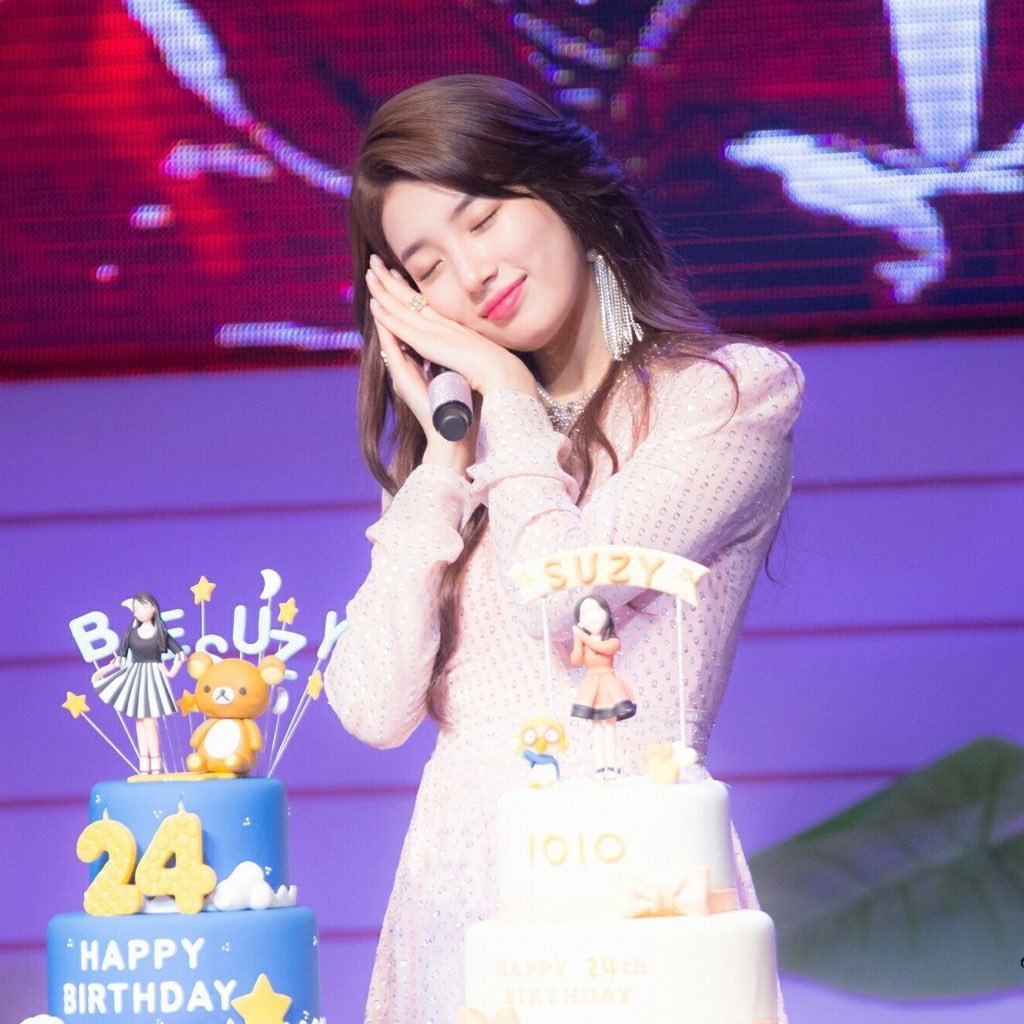 Suzy khiến fan cười ngất khi làm thánh chụp ké trong ngày sinh nhật