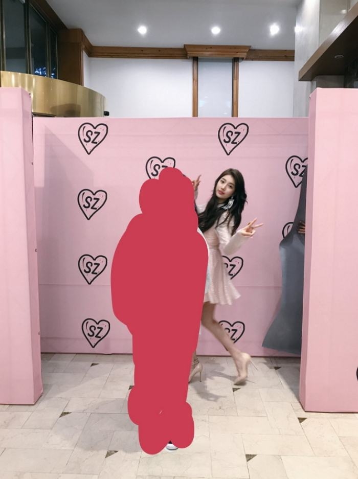 Suzy khiến fan cười ngất khi làm thánh chụp ké trong ngày sinh nhật