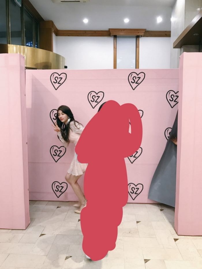 Suzy khiến fan cười ngất khi làm thánh chụp ké trong ngày sinh nhật