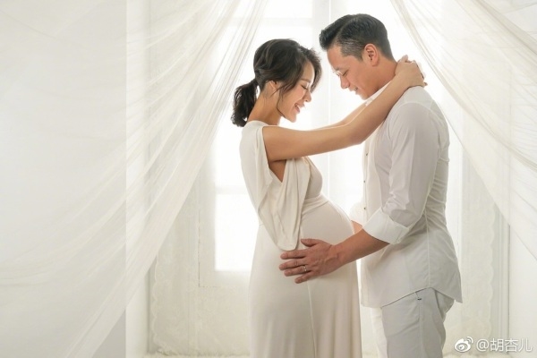 Hồ Hạnh Nhi hạnh phúc thông báo tin 'hoàng tử bé' đã chào đời