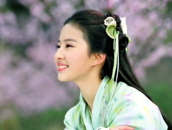 Mỹ nhân Hoa ngữ nào sở hữu chiếc cằm đẹp "nghiêng thùng đổ nước"?
