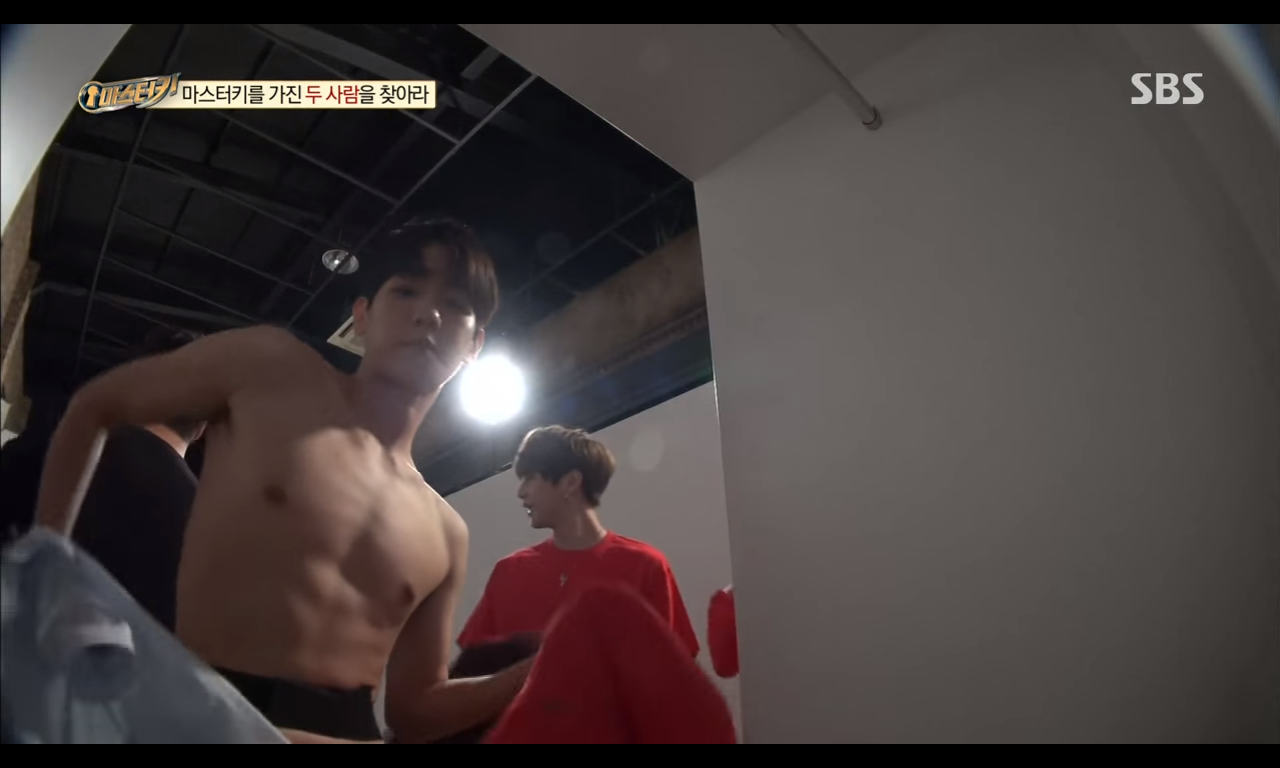 Hàng loạt nam thần cởi đồ, Kang Daniel và Baekhyun khoe cơ bụng