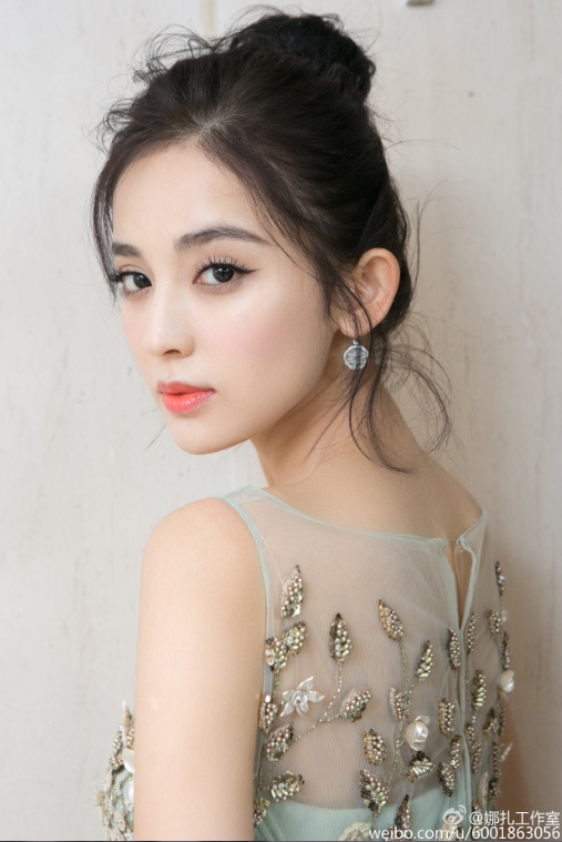 Mỹ nhân Hoa ngữ nào sở hữu chiếc cằm đẹp "nghiêng thùng đổ nước"?