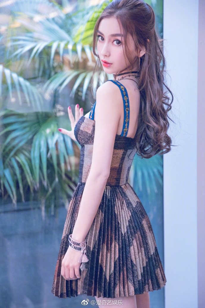 AngelaBaby vẫn tranh thủ bế con trai Bọt Biển Nhỏ đi công tác