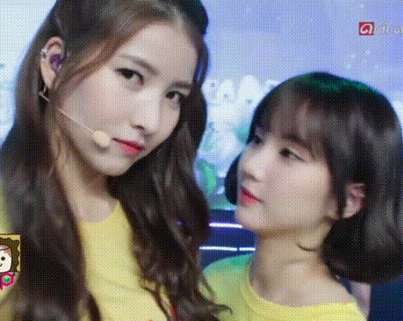 Khoảnh khắc gần nhau trao yêu thương của "nấm lùn" và "cao kều" nhóm nhạc Kpop đốn tim fan