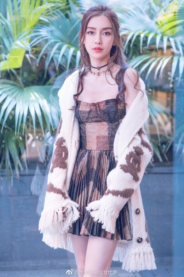 AngelaBaby vẫn tranh thủ bế con trai Bọt Biển Nhỏ đi công tác
