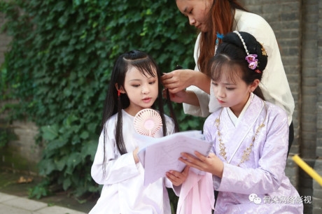 Hệ lụy lớn khi diễn viên nhí Hoa ngữ đóng cảnh yêu đương, chém giết