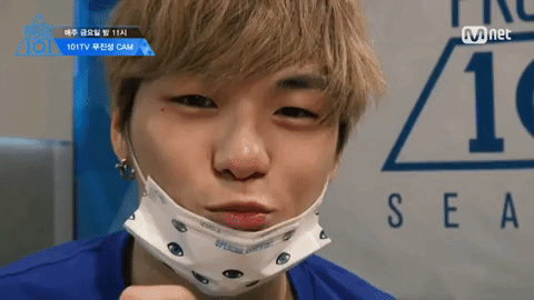 Tình huống khó xử khi hai nam thần Jin Young và Kang Daniel chạm môi