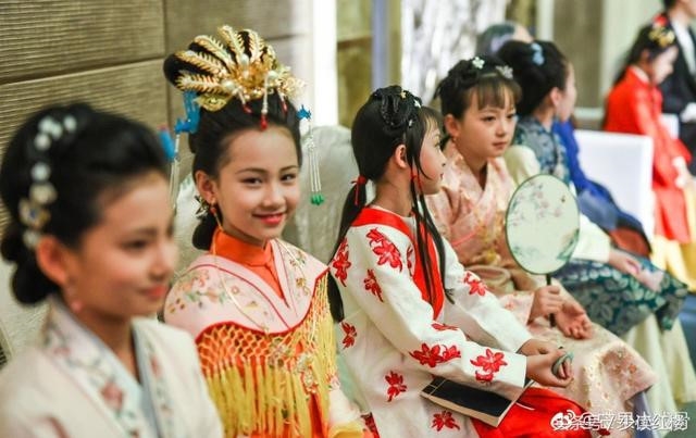 Hệ lụy lớn khi diễn viên nhí Hoa ngữ đóng cảnh yêu đương, chém giết