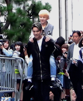 Khoảnh khắc gần nhau trao yêu thương của "nấm lùn" và "cao kều" nhóm nhạc Kpop đốn tim fan