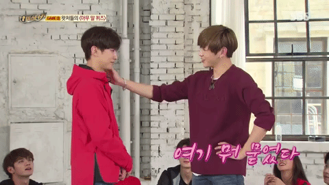 Tình huống khó xử khi hai nam thần Jin Young và Kang Daniel chạm môi