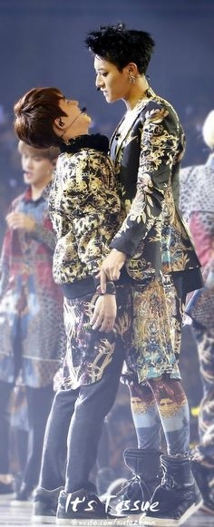 Khoảnh khắc gần nhau trao yêu thương của "nấm lùn" và "cao kều" nhóm nhạc Kpop đốn tim fan