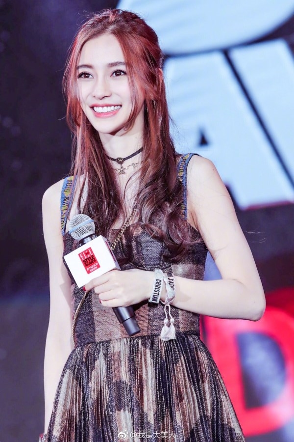 AngelaBaby vẫn tranh thủ bế con trai Bọt Biển Nhỏ đi công tác