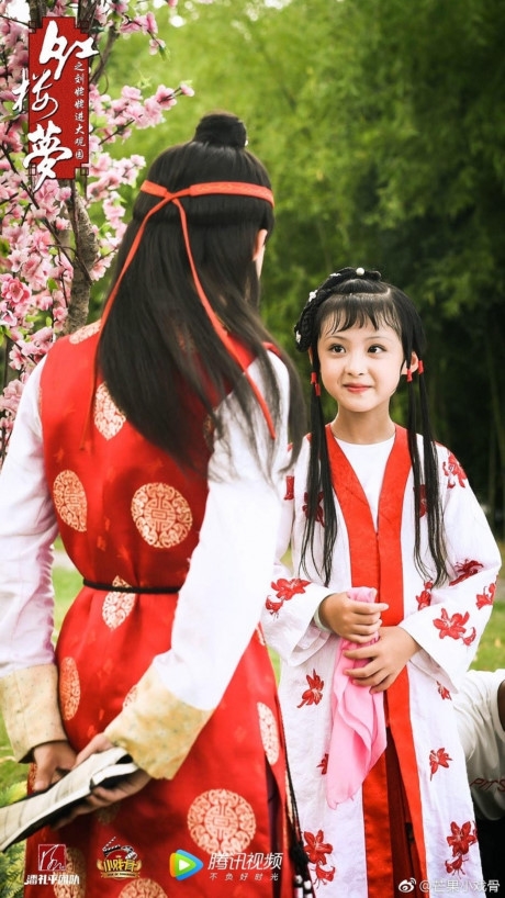 Hệ lụy lớn khi diễn viên nhí Hoa ngữ đóng cảnh yêu đương, chém giết