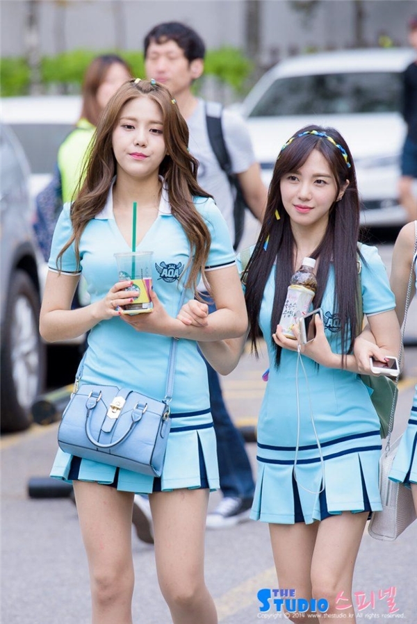 Khoảnh khắc gần nhau trao yêu thương của "nấm lùn" và "cao kều" nhóm nhạc Kpop đốn tim fan