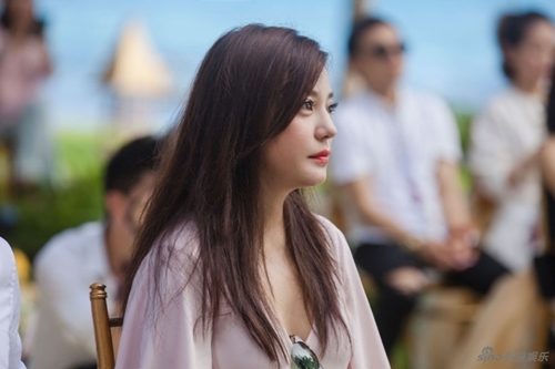 Triệu Vy "kín cổng cao tường" khoe "góc nghiêng thần thánh" đẹp nao lòng tại sự kiện