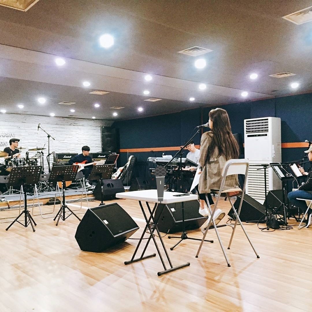 Suzy đáng yêu hết nấc trong phòng tập hát
