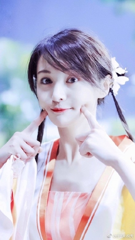 Trịnh Sảng khiến mọi người tan chảy vì hành động đáng yêu ở sân bay