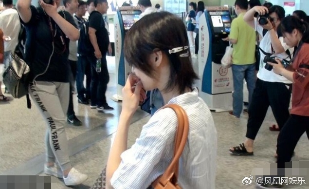 Trịnh Sảng khiến mọi người tan chảy vì hành động đáng yêu ở sân bay