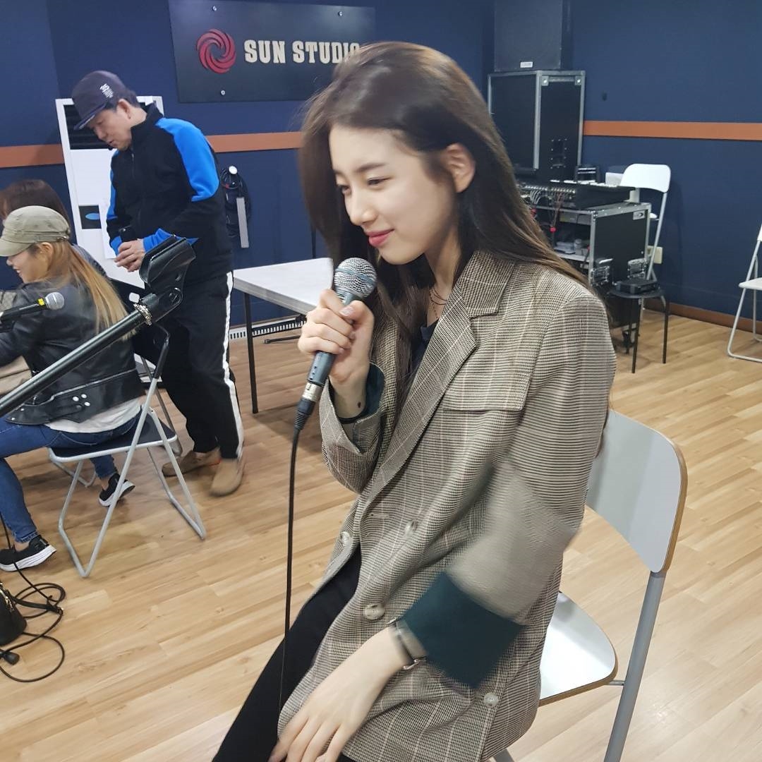 Suzy đáng yêu hết nấc trong phòng tập hát