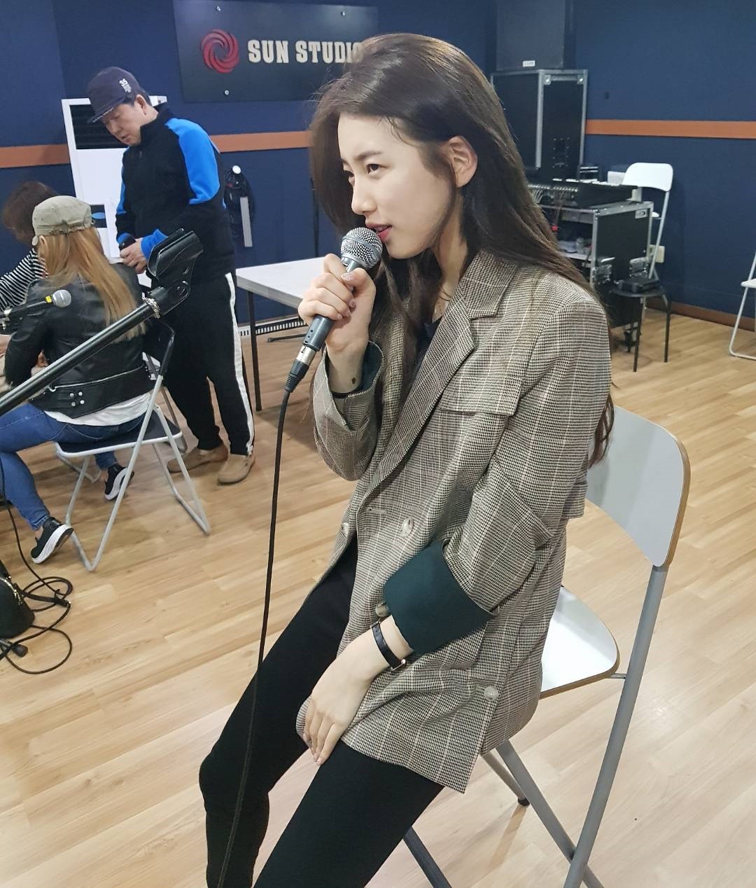Suzy đáng yêu hết nấc trong phòng tập hát